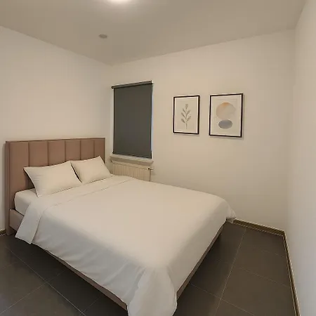 Cosy Midi Station Apartman *