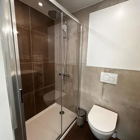 Konukevi With Ensuite And Garden Brüksel