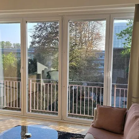 Fernand Cocq Elegant アパート