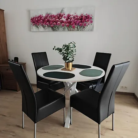Cosy 2 Bedroom With Private Garden Apartment