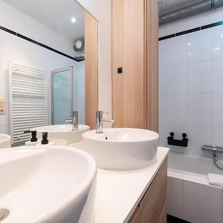 Uccle - Elegance & Modernity In A Quiet Setting 公寓
