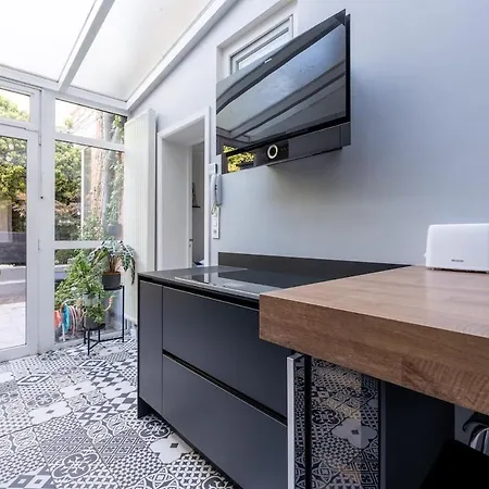 Uccle - Elegance & Modernity In A Quiet Setting 公寓 *
