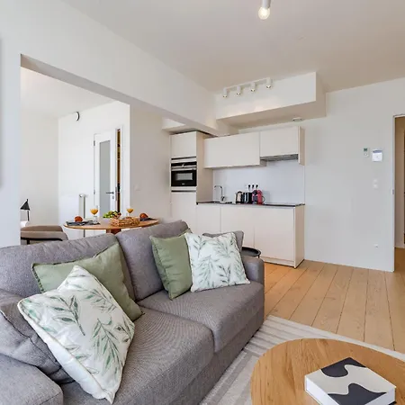 Large In A Serviced Building Daire