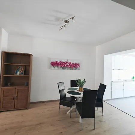 Cosy 2 Bedroom With Private Garden *