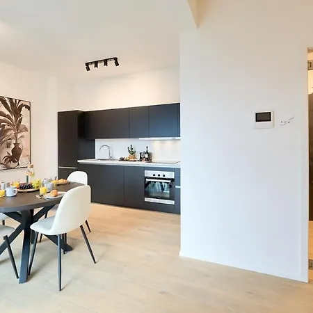 Brand New & Modern 1 Bedroom *