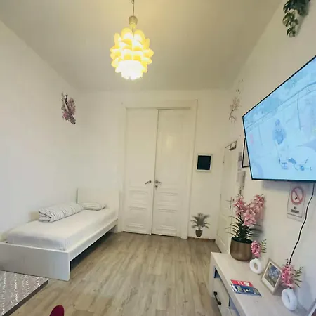 Modern & Comfortable Center Oasis~king Bed ! דירה