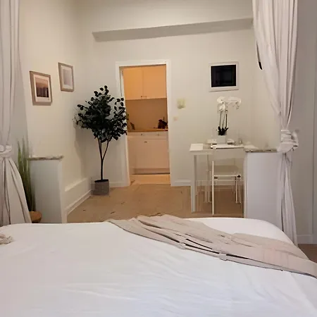 Апартаменты Comfortable 10 Min From Midi Station And 15 Min From Center Брюссель