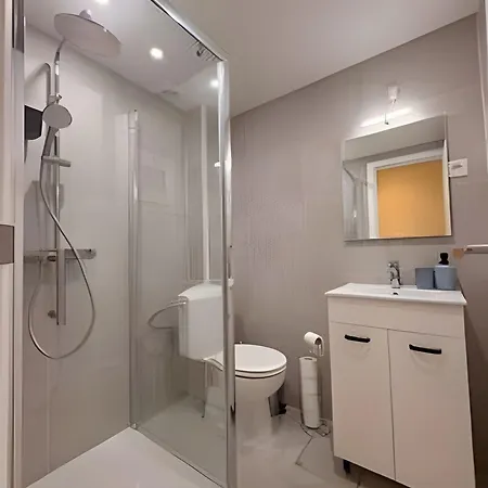 Апартаменты Comfortable 10 Min From Midi Station And 15 Min From Center *