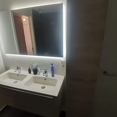 Δωμάτια σε οικογενειακή κατοικία Collocation En Metro Erasme *