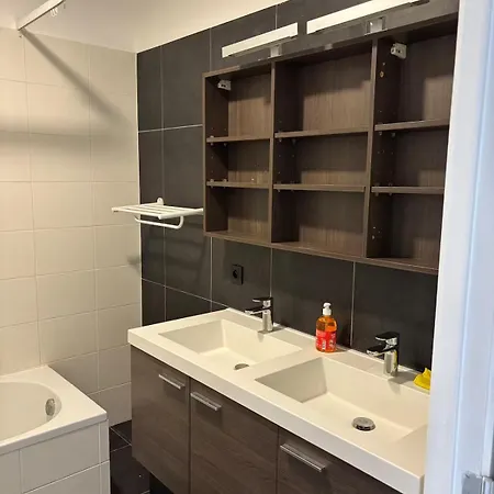 Stylish, Modern & Spacious In Apartman Brüsszel