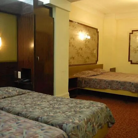 Manhattan Hotel *