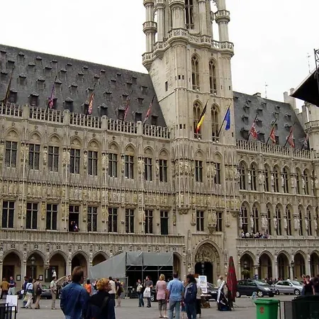 The Moon 2* Bruxelles