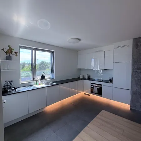 Refined With Terraces בריסל