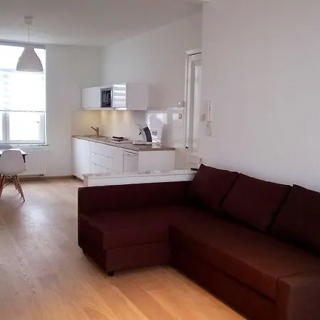 شقة Almost White, Near Train, Metro N7688