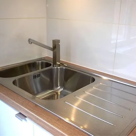 Almost White, Near Train, Metro N7688 شقة