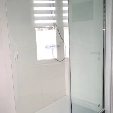 Almost White, Near Train, Metro N7688 شقة بروكسل