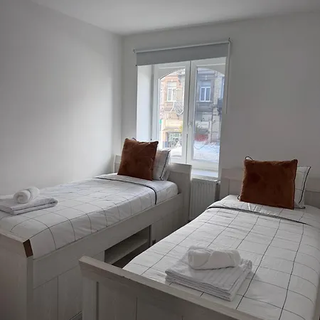 Deux Pres De Atomium *