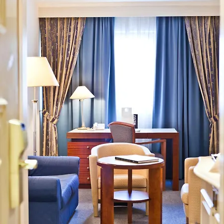 Отель Le Chatelain 5*