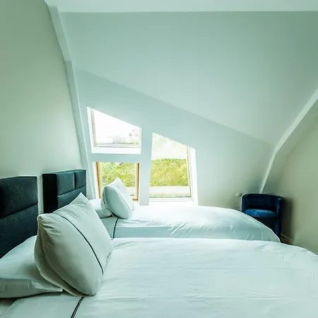 3 Bedrooms Penthouse/ Terrace Louise Apartment