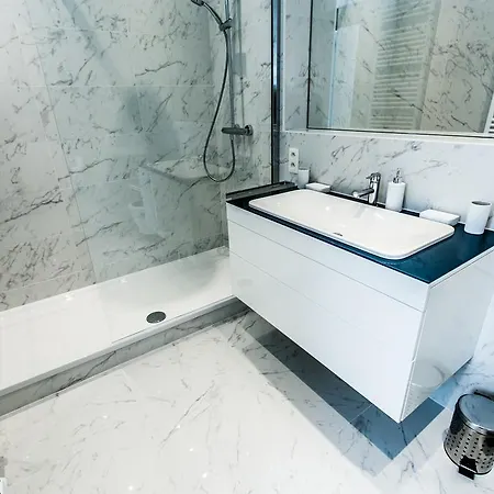 3 Bedrooms Penthouse/ Terrace Louise Apartment *
