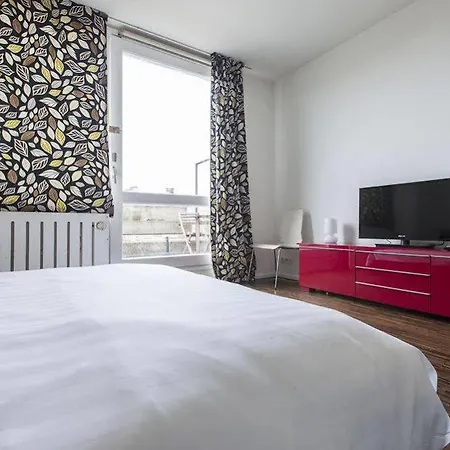 Chic Suisse Flat - Metro Louise Apartment