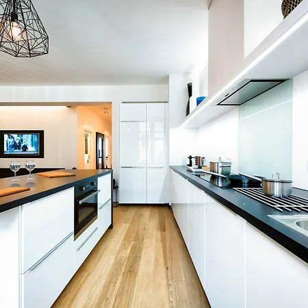 Charles Home - Grand Place Aparthotel 4*