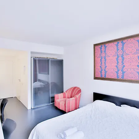 Chic Suisse Flat - Metro Louise Apartment *