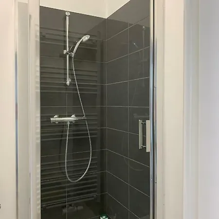 Modern Second Floor شقة