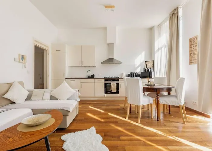 Bel Proche De Gare Du Midi, à Côté Du Centre *