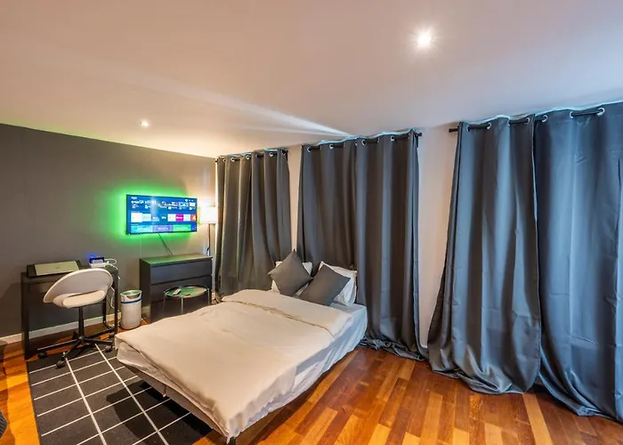 Sensational In Fantastic Location Apartment *