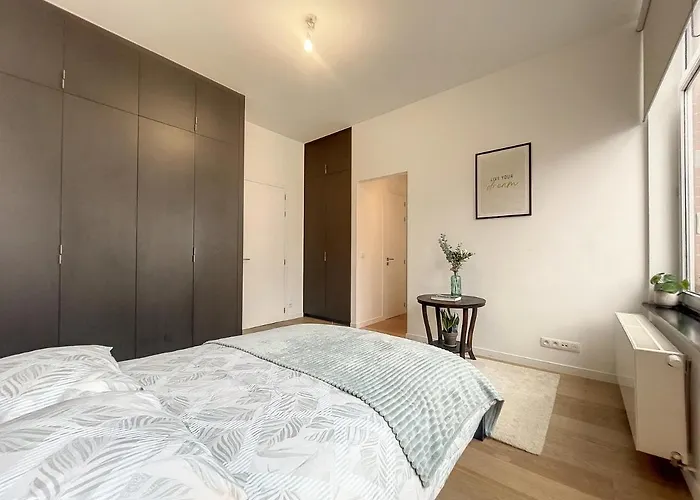 Elegant Flat Cinquantenaire *