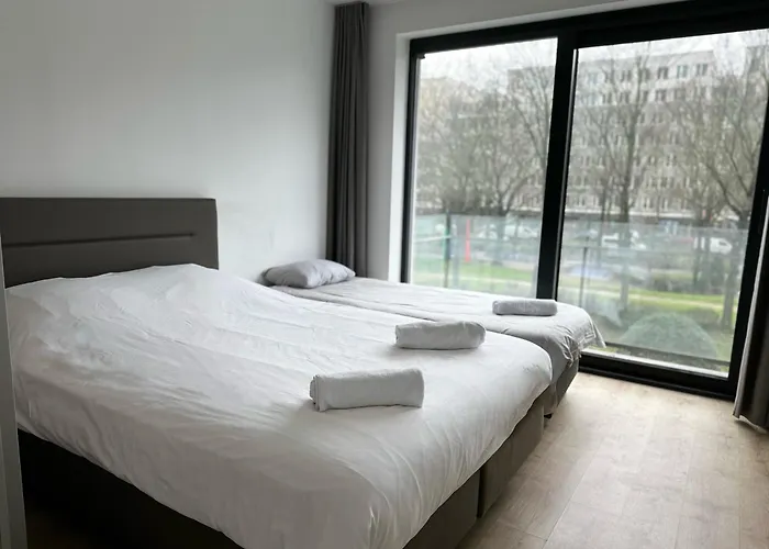 Furnished 2 Bedroom In Center Apartment *