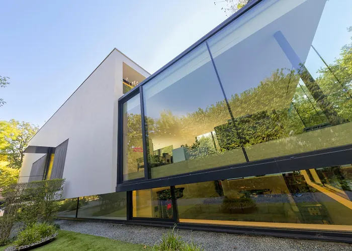 Luxurious 1000m2 With Garden And Pool *