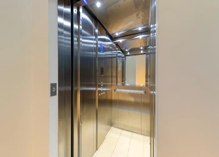 Luxurious 1000m2 With Garden And Pool *