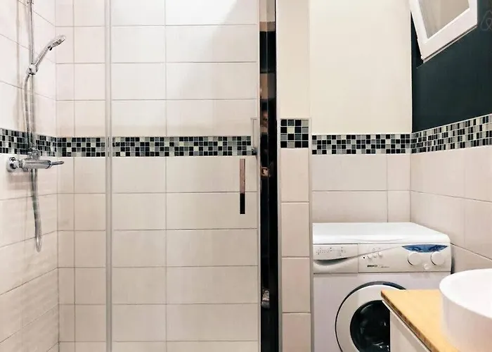 Fully Equipped Two Bedroom Schuman Area Appartement