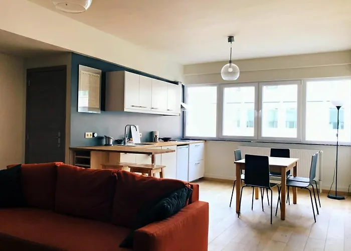 Renovated One Bedroom Schuman Area *