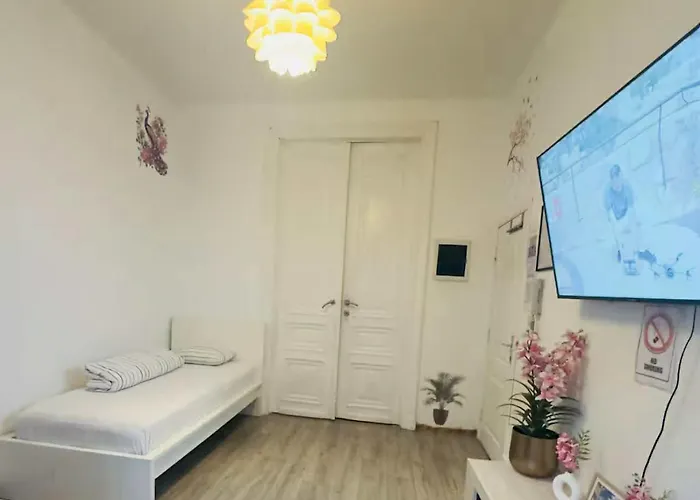 Modern & Comfortable Center Oasis~king Bed ! דירה