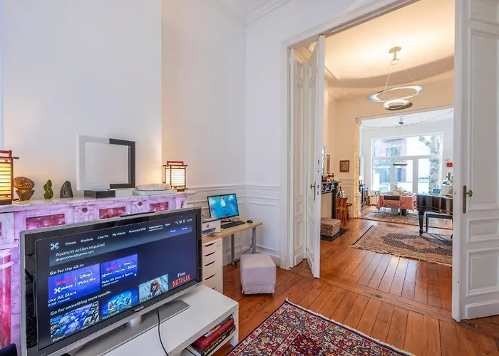 Euro Edens Cosy Historic In Jacuzzi, Garden, Location