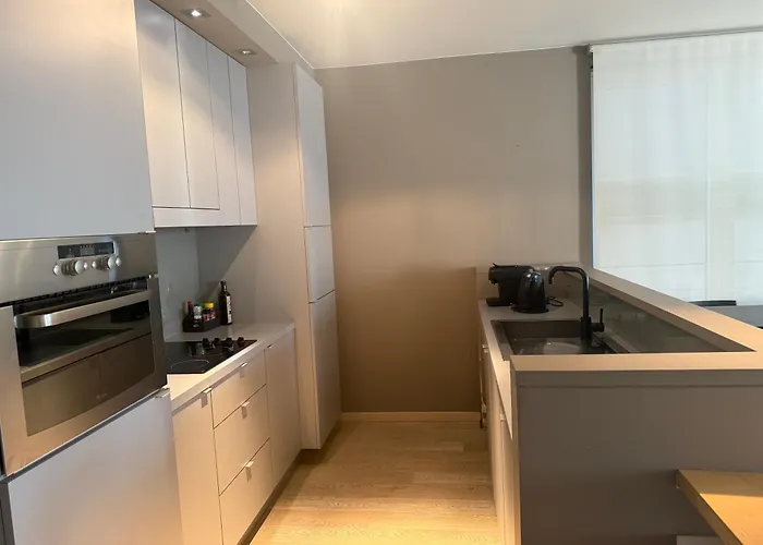 With 2 Bedrooms - Sleeps 6 *