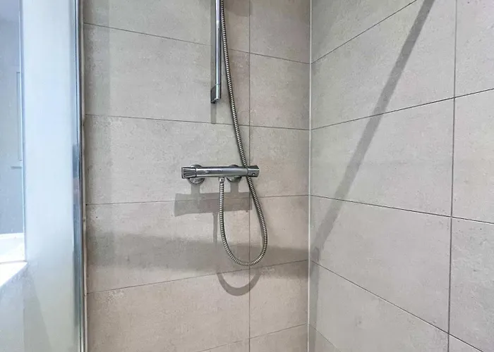 Lovely With Balcony By Grand Place For 4 דירה *