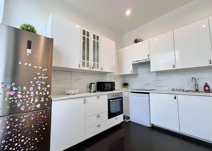 Cosy Family For Up To 9 Guests Near Midi Station Lägenhet