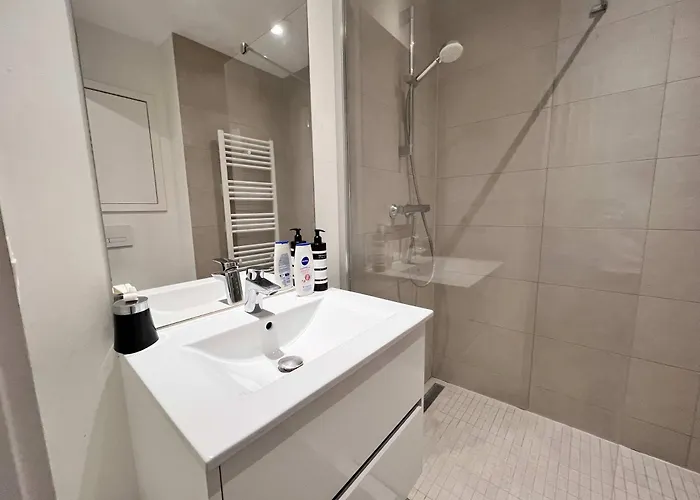 Lovely With Balcony By Grand Place For 4 בריסל