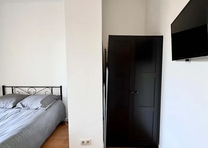 Cosy Family For Up To 9 Guests Near Midi Station Lägenhet